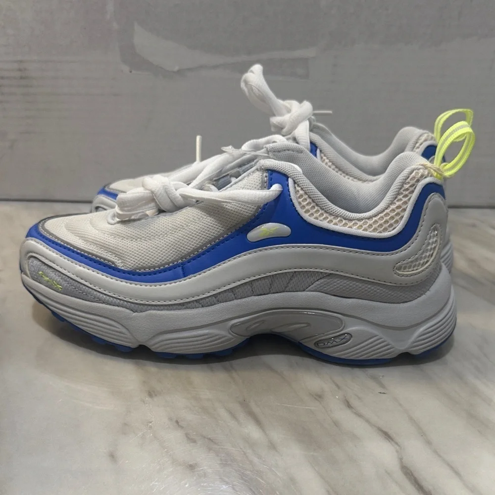 Reebok Blue and White Women's Sneakers it’s for men or women size 4.5